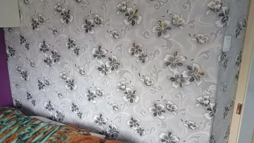 Fekete liliom virág mintás tapéta (30205)