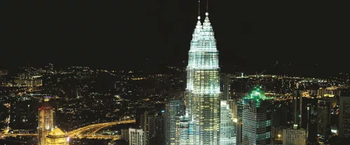 Petronas-ikertorony az éjszakában, Kuala Lumpur poszter, fotótapéta (250 cm x 104 xm)