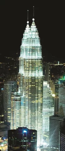 Petronas-ikertorony az éjszakában, Kuala Lumpur poszter, fotótapéta (91 x 211 cm)