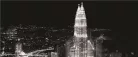 Petronas-ikertorony az éjszakában, Kuala Lumpur poszter, fotótapéta (250 cm x 104 xm)