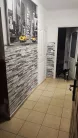 3D PVC falpanel Keskeny deszka mintás, tört fehér és szürke színnel.