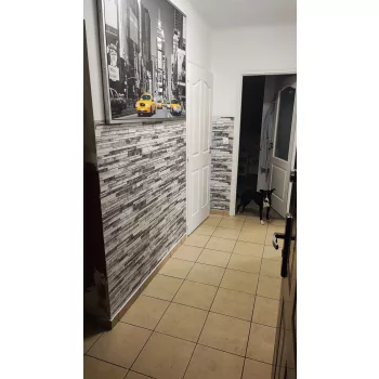   3D PVC falpanel Keskeny deszka mintás, tört fehér és szürke színnel.