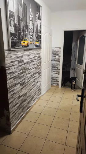 3D PVC falpanel Keskeny deszka mintás, tört fehér és szürke színnel.
