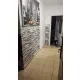 3D PVC falpanel Keskeny deszka mintás, tört fehér és szürke színnel.