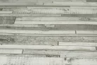 3D PVC falpanel Keskeny deszka mintás, tört fehér és szürke színnel.