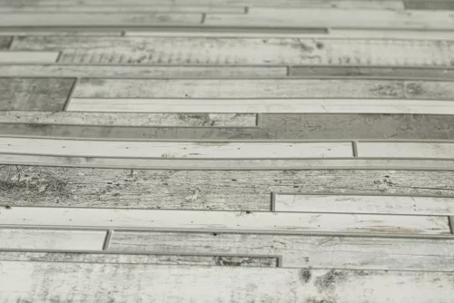 3D PVC falpanel Keskeny deszka mintás, tört fehér és szürke színnel.