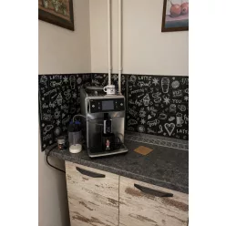  3D PVC falpanel Fekete alapon rajzos kávé mintás,  fényes felülettel.