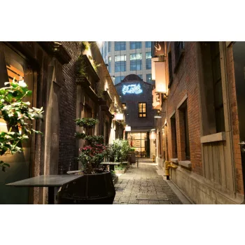 Vlies Fotótapéta - Narrow street in Shanghai - 375x250 cm