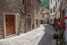 Vlies Fotótapéta - Narrow old street in Italy - 375x250 cm