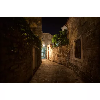 Vlies Fotótapéta - Long old street - 375x250 cm