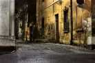 Vlies Fotótapéta - Dark alley at night - 375x250 cm