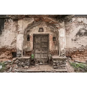 Vlies Fotótapéta - Ruins with old door - 375x250 cm