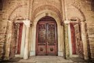 Vlies Fotótapéta - Ancient Church wood door - 375x250 cm