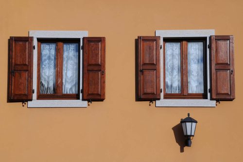 Vlies Fotótapéta - Windows with shutters  - 375x250 cm