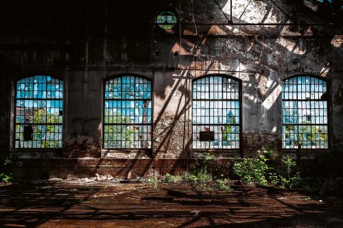 Vlies Fotótapéta - Abandoned industrial interior  - 375x250 cm