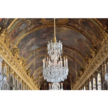   Vlies Fotótapéta - Chandelier lights in the Palace of Versailles  - 375x250 cm