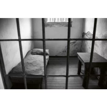 Vlies Fotótapéta - Bed inside cell - 375x250 cm