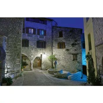 Vlies Fotótapéta - Town Peille at night - 375x250 cm