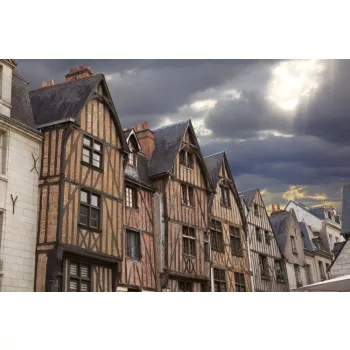   Vlies Fotótapéta - Wooden houses in Place Plumereau  - 375x250 cm