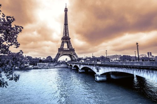 Vlies Fotótapéta - Eiffel Tower in Rainy Paris - 375x250 cm