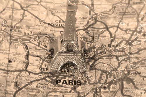 Vlies Fotótapéta - Retro Eiffel Tower on a Map - 375x250 cm