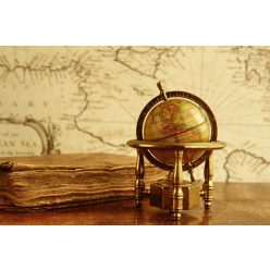   Vlies Fotótapéta - Vintage Globe and Book with Map - 375x250 cm