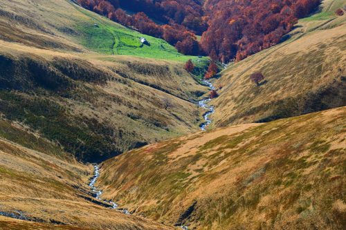 Vlies Fotótapéta - Stream in valley - 375x250 cm