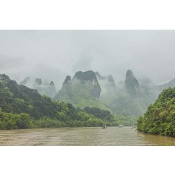 Vlies Fotótapéta - River bordering hills - 375x250 cm