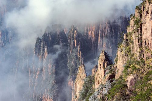 Vlies Fotótapéta - Clouds above the peaks - 375x250 cm