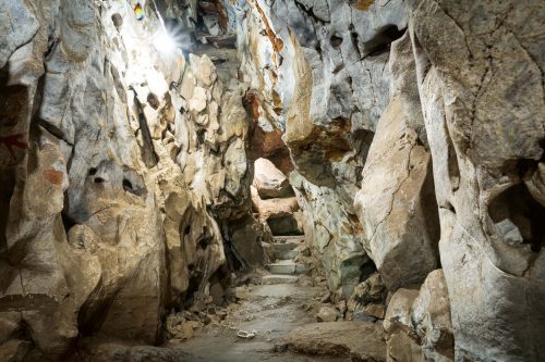 Vlies Fotótapéta - Mysterious cave - 375x250 cm