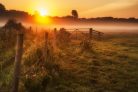 Vlies Fotótapéta - Foggy English countryside - 375x250 cm