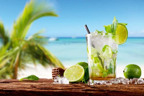 Vlies Fotótapéta - Mojito drink on beach - 375x250 cm