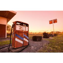 Vlies Fotótapéta - Old Rusted Pump - 375x250 cm