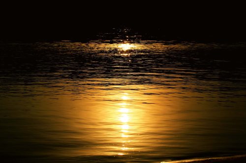 Vlies Fotótapéta - Moonlight on water - 375x250 cm