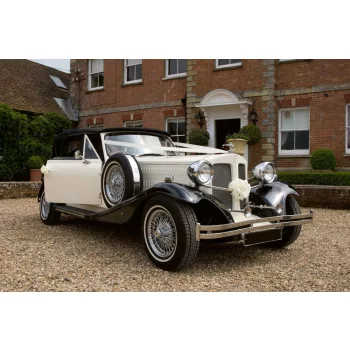 Vlies Fotótapéta - Vintage wedding car - 375x250 cm