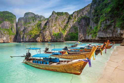 Vlies Fotótapéta - Boats parking at Maya bay - 375x250 cm