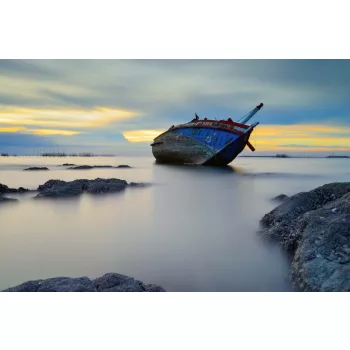 Vlies Fotótapéta - Fishing shipwreck - 375x250 cm
