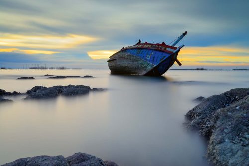 Vlies Fotótapéta - Fishing shipwreck - 375x250 cm