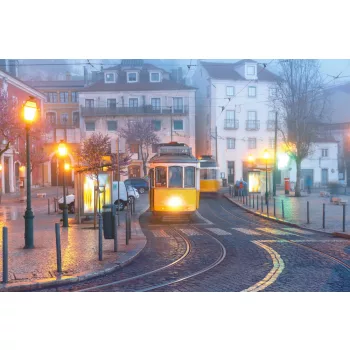 Vlies Fotótapéta - Foggy morning Lisbon - 375x250 cm