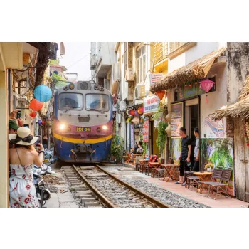 Vlies Fotótapéta - Train in Hanoi - 375x250 cm