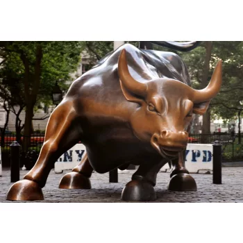 Vlies Fotótapéta - Charging Bull statue - 375x250 cm