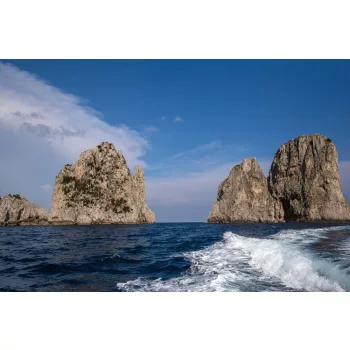 Vlies Fotótapéta - Faraglioni island - 375x250 cm